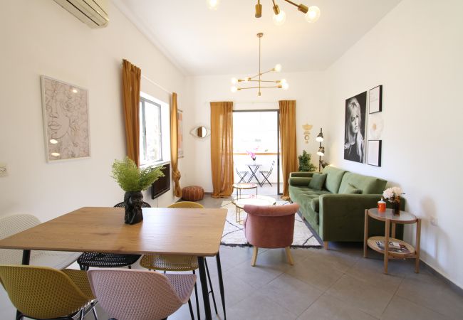 Apartamento em Tel Aviv - Jaffa - Design & Balcony in City Center by FeelHome Apartamento em Tel Aviv - Jaffa - Design & Balcony in City Center by FeelHome