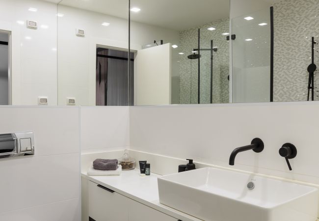 Apartamento em Tel Aviv - Jaffa - MAMAD Luxury 2BR with Terrace & Sea View by FeelHome Apartamento em Tel Aviv - Jaffa - MAMAD Luxury 2BR with Terrace & Sea View by FeelHome