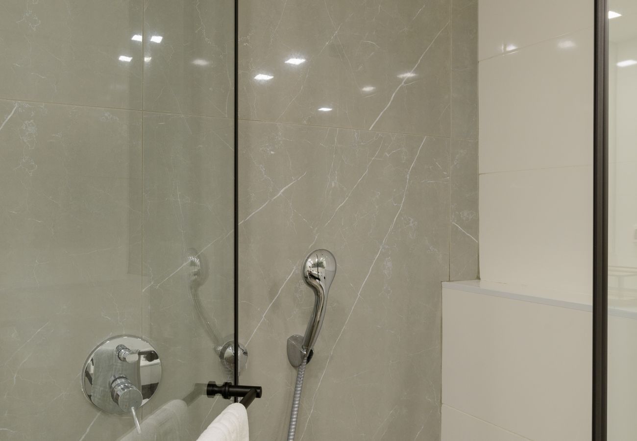 Apartamento em Tel Aviv - Jaffa - MAMAD Luxury 2BR with Terrace & Sea View by FeelHome Apartamento em Tel Aviv - Jaffa - MAMAD Luxury 2BR with Terrace & Sea View by FeelHome