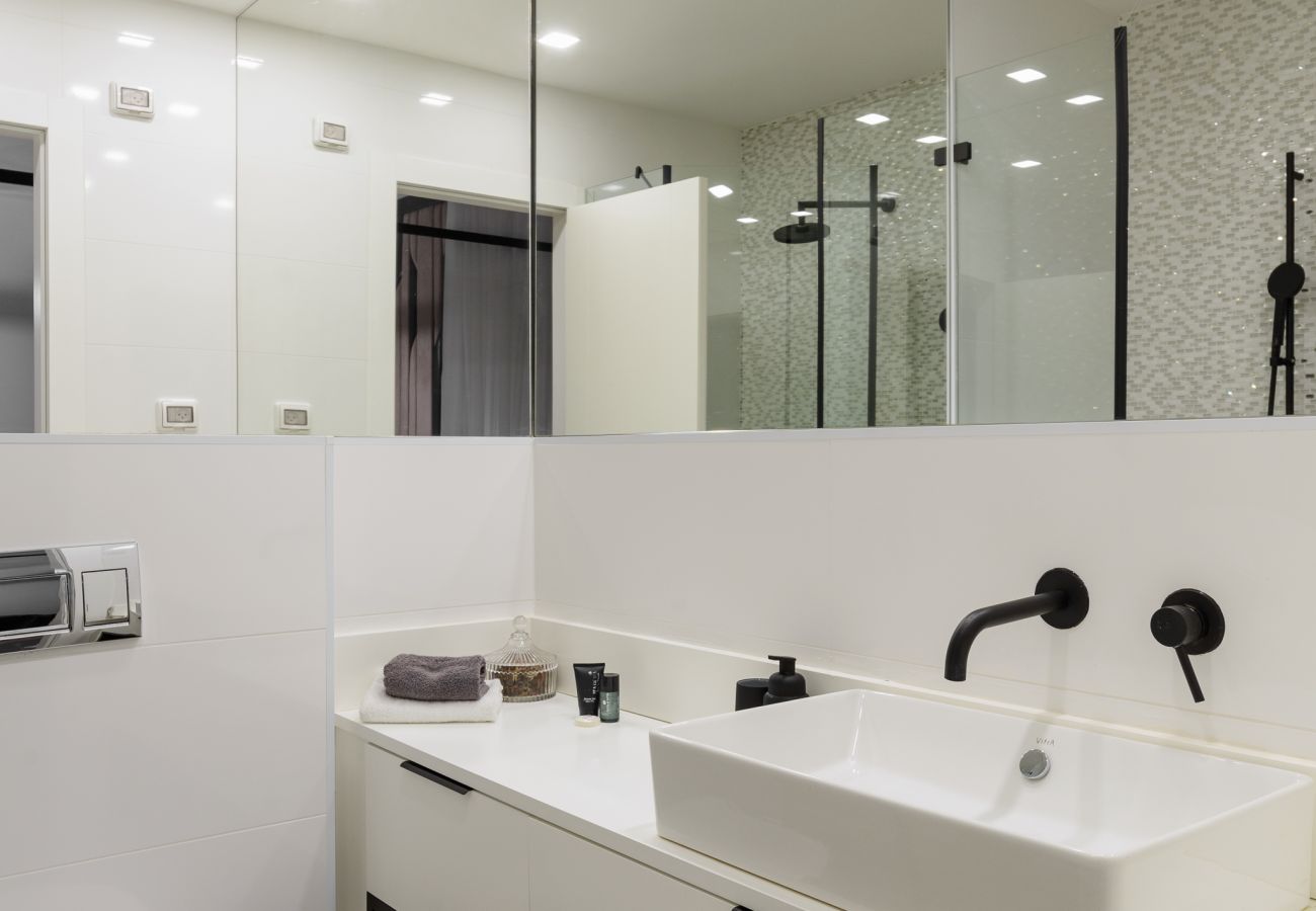 Apartamento em Tel Aviv - Jaffa - MAMAD Luxury 2BR with Terrace & Sea View by FeelHome Apartamento em Tel Aviv - Jaffa - MAMAD Luxury 2BR with Terrace & Sea View by FeelHome