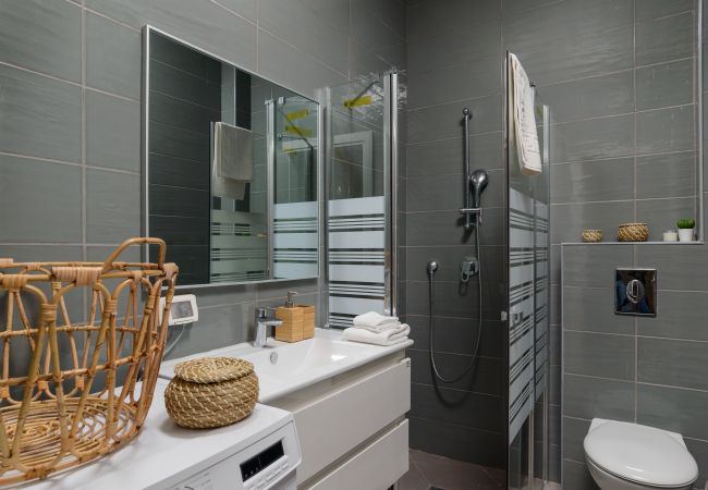 Apartamento em Tel Aviv - Jaffa - MAMAD New Bright 2BR with Balcony near Beach by FeelHome Apartamento em Tel Aviv - Jaffa - MAMAD New Bright 2BR with Balcony near Beach by FeelHome