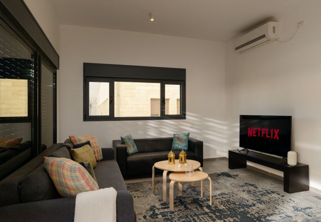 Apartamento em Tel Aviv - Jaffa - MAMAD New Bright 2BR with Balcony near Beach by FeelHome Apartamento em Tel Aviv - Jaffa - MAMAD New Bright 2BR with Balcony near Beach by FeelHome