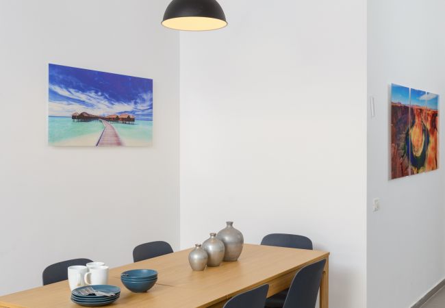 Apartamento em Tel Aviv - Jaffa - MAMAD New Bright 2BR with Balcony near Beach by FeelHome Apartamento em Tel Aviv - Jaffa - MAMAD New Bright 2BR with Balcony near Beach by FeelHome