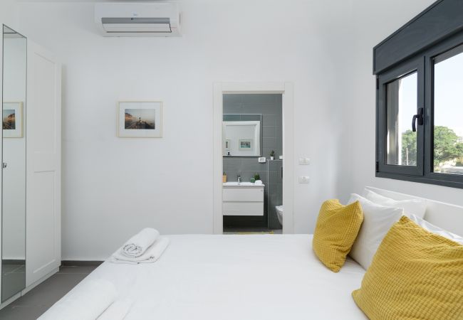 Apartamento em Tel Aviv - Jaffa - MAMAD New Bright 2BR with Balcony near Beach by FeelHome Apartamento em Tel Aviv - Jaffa - MAMAD New Bright 2BR with Balcony near Beach by FeelHome