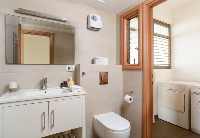 Apartamento em Tel Aviv - Jaffa - MAMAD Comfort Apt Terrace & View on the Hills by FeelHome Apartamento em Tel Aviv - Jaffa - MAMAD Comfort Apt Terrace & View on the Hills by FeelHome