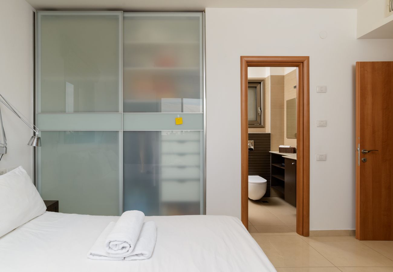 Apartamento em Tel Aviv - Jaffa - MAMAD Comfort Apt Terrace & View on the Hills by FeelHome Apartamento em Tel Aviv - Jaffa - MAMAD Comfort Apt Terrace & View on the Hills by FeelHome