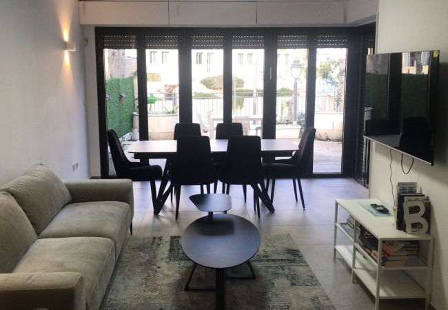 Apartamento em Jerusalem - 2 BR next to Old City with Patio by FeelHome