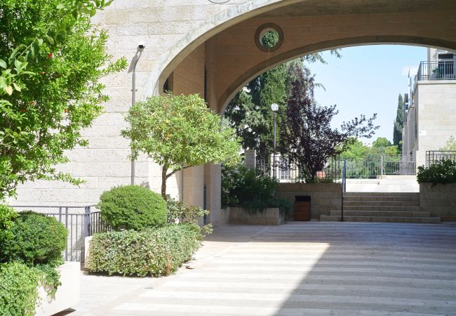 Apartamento em Jerusalem - MIKLAT 2 BR next to Old City with Patio by FeelHome Apartamento em Jerusalem - MIKLAT 2 BR next to Old City with Patio by FeelHome