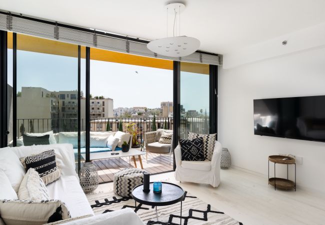 Apartamento em Tel Aviv - Jaffa - MAMAD Bright & Chic Condo with Pool & Unique View by FeelHome Apartamento em Tel Aviv - Jaffa - MAMAD Bright & Chic Condo with Pool & Unique View by FeelHome