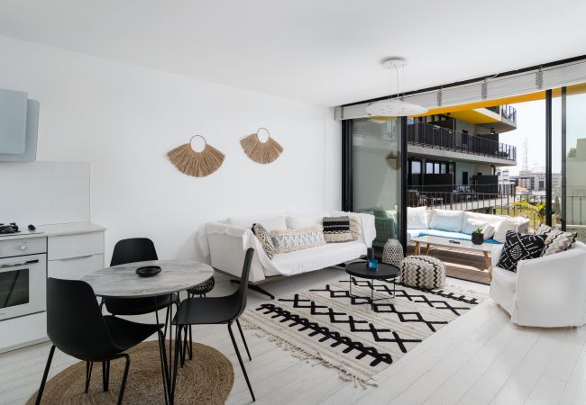 Apartamento em Tel Aviv - Jaffa - MAMAD Bright & Chic Condo with Pool & Unique View by FeelHome Apartamento em Tel Aviv - Jaffa - MAMAD Bright & Chic Condo with Pool & Unique View by FeelHome