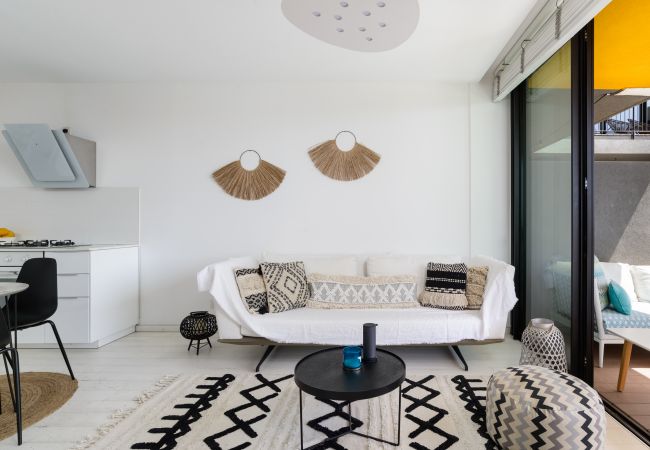 Apartamento em Tel Aviv - Jaffa - MAMAD Bright & Chic Condo with Pool & Unique View by FeelHome Apartamento em Tel Aviv - Jaffa - MAMAD Bright & Chic Condo with Pool & Unique View by FeelHome
