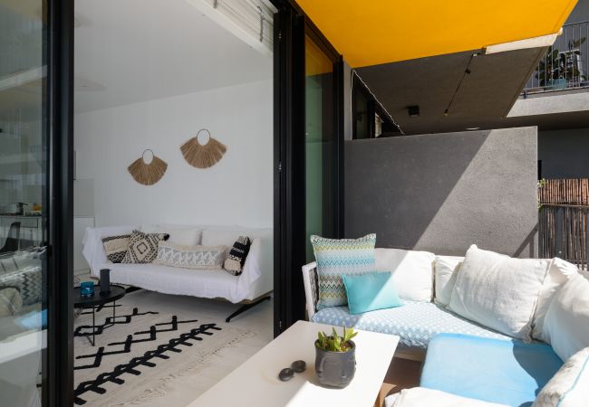 Apartamento em Tel Aviv - Jaffa - MAMAD Bright & Chic Condo with Pool & Unique View by FeelHome Apartamento em Tel Aviv - Jaffa - MAMAD Bright & Chic Condo with Pool & Unique View by FeelHome