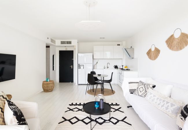 Apartamento em Tel Aviv - Jaffa - MAMAD Bright & Chic Condo with Pool & Unique View by FeelHome Apartamento em Tel Aviv - Jaffa - MAMAD Bright & Chic Condo with Pool & Unique View by FeelHome