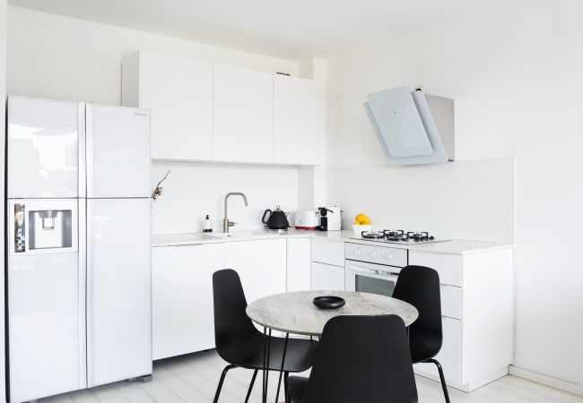 Apartamento em Tel Aviv - Jaffa - MAMAD Bright & Chic Condo with Pool & Unique View by FeelHome Apartamento em Tel Aviv - Jaffa - MAMAD Bright & Chic Condo with Pool & Unique View by FeelHome