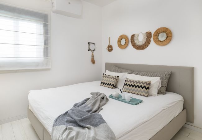 Apartamento em Tel Aviv - Jaffa - MAMAD Bright & Chic Condo with Pool & Unique View by FeelHome Apartamento em Tel Aviv - Jaffa - MAMAD Bright & Chic Condo with Pool & Unique View by FeelHome