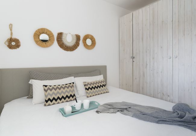 Apartamento em Tel Aviv - Jaffa - MAMAD Bright & Chic Condo with Pool & Unique View by FeelHome Apartamento em Tel Aviv - Jaffa - MAMAD Bright & Chic Condo with Pool & Unique View by FeelHome
