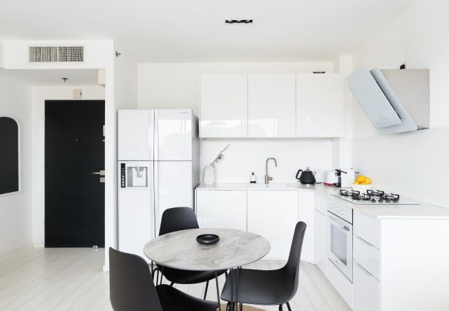 Apartamento em Tel Aviv - Jaffa - MAMAD Bright & Chic Condo with Pool & Unique View by FeelHome Apartamento em Tel Aviv - Jaffa - MAMAD Bright & Chic Condo with Pool & Unique View by FeelHome
