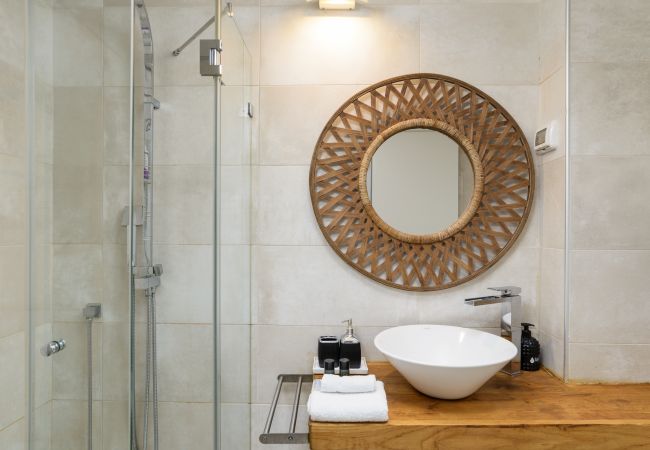 Apartamento em Tel Aviv - Jaffa - MAMAD Bright & Chic Condo with Pool & Unique View by FeelHome Apartamento em Tel Aviv - Jaffa - MAMAD Bright & Chic Condo with Pool & Unique View by FeelHome