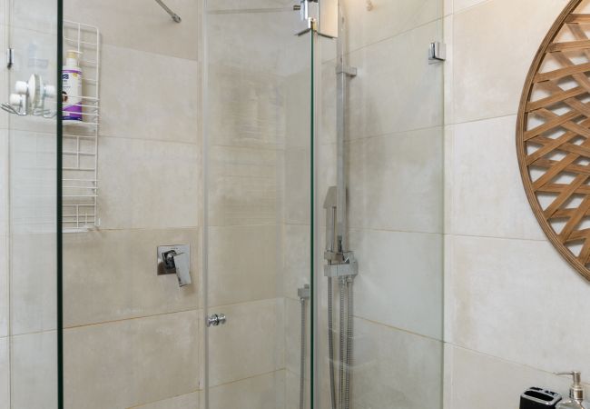 Apartamento em Tel Aviv - Jaffa - MAMAD Bright & Chic Condo with Pool & Unique View by FeelHome Apartamento em Tel Aviv - Jaffa - MAMAD Bright & Chic Condo with Pool & Unique View by FeelHome