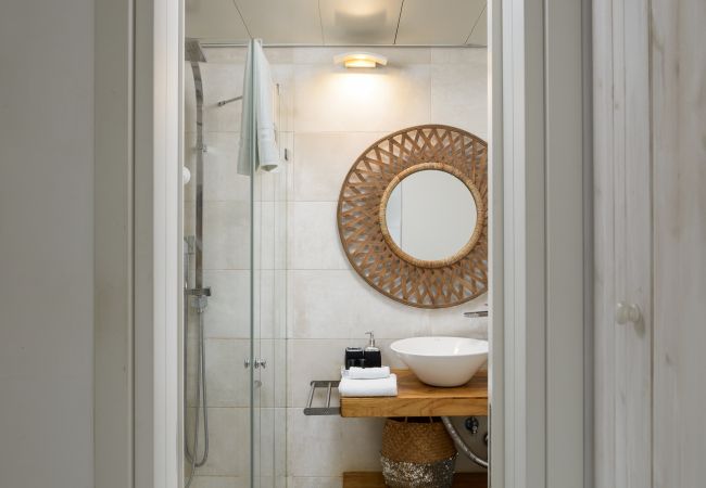 Apartamento em Tel Aviv - Jaffa - MAMAD Bright & Chic Condo with Pool & Unique View by FeelHome Apartamento em Tel Aviv - Jaffa - MAMAD Bright & Chic Condo with Pool & Unique View by FeelHome