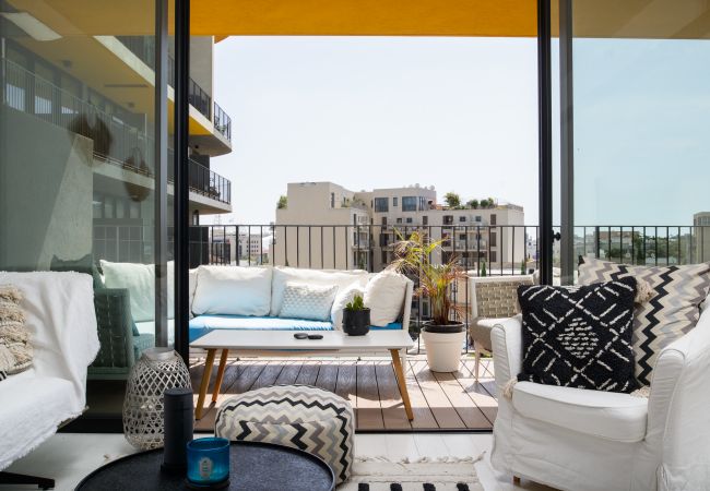 Apartamento em Tel Aviv - Jaffa - MAMAD Bright & Chic Condo with Pool & Unique View by FeelHome Apartamento em Tel Aviv - Jaffa - MAMAD Bright & Chic Condo with Pool & Unique View by FeelHome