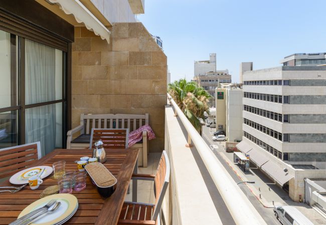 Apartamento em Tel Aviv - Jaffa - MAMAD Airy & Bright with Balcony & Parking steps from Beach by FeelHome Apartamento em Tel Aviv - Jaffa - MAMAD Airy & Bright with Balcony & Parking steps from Beach by FeelHome