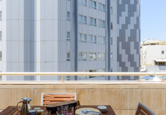 Apartamento em Tel Aviv - Jaffa - MAMAD Airy & Bright with Balcony & Parking steps from Beach by FeelHome Apartamento em Tel Aviv - Jaffa - MAMAD Airy & Bright with Balcony & Parking steps from Beach by FeelHome
