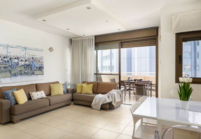 Apartamento em Tel Aviv - Jaffa - MAMAD Airy & Bright with Balcony & Parking steps from Beach by FeelHome Apartamento em Tel Aviv - Jaffa - MAMAD Airy & Bright with Balcony & Parking steps from Beach by FeelHome