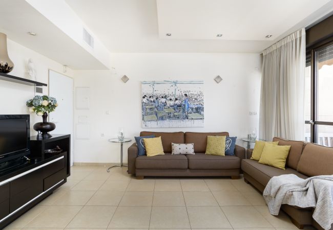 Apartamento em Tel Aviv - Jaffa - MAMAD Airy & Bright with Balcony & Parking steps from Beach by FeelHome Apartamento em Tel Aviv - Jaffa - MAMAD Airy & Bright with Balcony & Parking steps from Beach by FeelHome