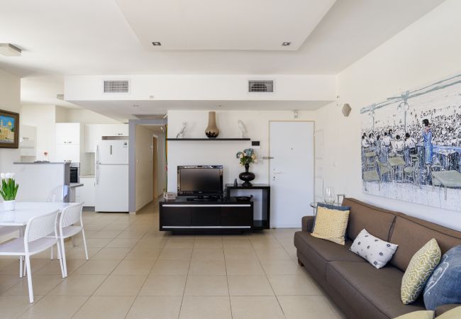 Apartamento em Tel Aviv - Jaffa - MAMAD Airy & Bright with Balcony & Parking steps from Beach by FeelHome Apartamento em Tel Aviv - Jaffa - MAMAD Airy & Bright with Balcony & Parking steps from Beach by FeelHome