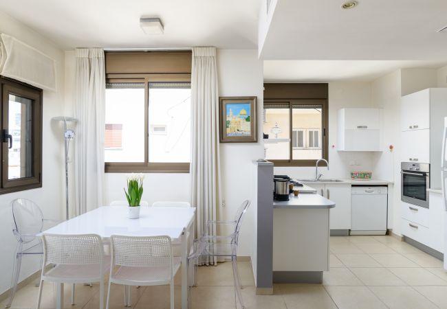 Apartamento em Tel Aviv - Jaffa - MAMAD Airy & Bright with Balcony & Parking steps from Beach by FeelHome Apartamento em Tel Aviv - Jaffa - MAMAD Airy & Bright with Balcony & Parking steps from Beach by FeelHome