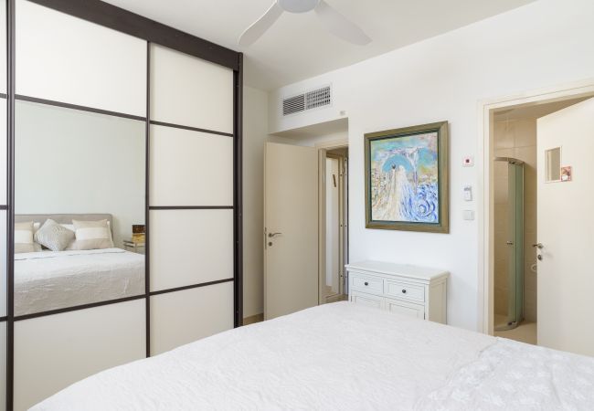 Apartamento em Tel Aviv - Jaffa - MAMAD Airy & Bright with Balcony & Parking steps from Beach by FeelHome Apartamento em Tel Aviv - Jaffa - MAMAD Airy & Bright with Balcony & Parking steps from Beach by FeelHome