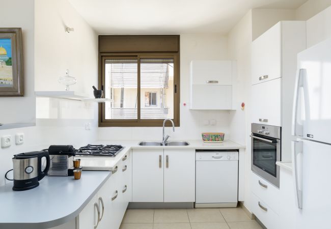 Apartamento em Tel Aviv - Jaffa - MAMAD Airy & Bright with Balcony & Parking steps from Beach by FeelHome Apartamento em Tel Aviv - Jaffa - MAMAD Airy & Bright with Balcony & Parking steps from Beach by FeelHome