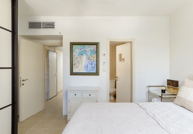 Apartamento em Tel Aviv - Jaffa - MAMAD Airy & Bright with Balcony & Parking steps from Beach by FeelHome Apartamento em Tel Aviv - Jaffa - MAMAD Airy & Bright with Balcony & Parking steps from Beach by FeelHome