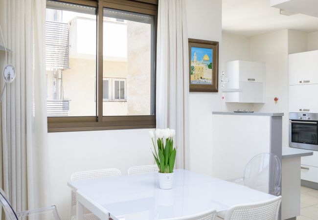 Apartamento em Tel Aviv - Jaffa - MAMAD Airy & Bright with Balcony & Parking steps from Beach by FeelHome Apartamento em Tel Aviv - Jaffa - MAMAD Airy & Bright with Balcony & Parking steps from Beach by FeelHome