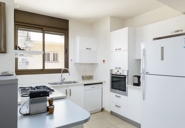 Apartamento em Tel Aviv - Jaffa - MAMAD Airy & Bright with Balcony & Parking steps from Beach by FeelHome Apartamento em Tel Aviv - Jaffa - MAMAD Airy & Bright with Balcony & Parking steps from Beach by FeelHome