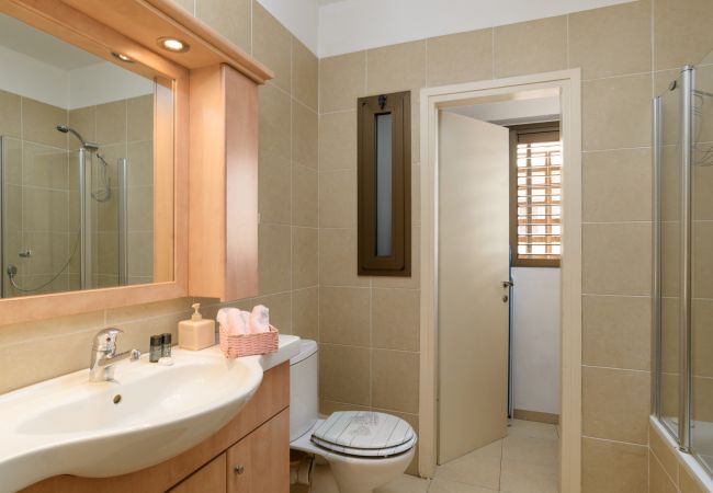 Apartamento em Tel Aviv - Jaffa - MAMAD Airy & Bright with Balcony & Parking steps from Beach by FeelHome Apartamento em Tel Aviv - Jaffa - MAMAD Airy & Bright with Balcony & Parking steps from Beach by FeelHome