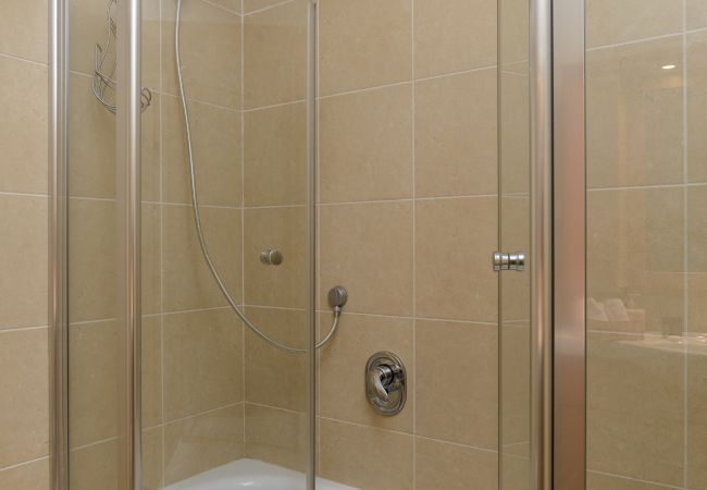 Apartamento em Tel Aviv - Jaffa - MAMAD Airy & Bright with Balcony & Parking steps from Beach by FeelHome Apartamento em Tel Aviv - Jaffa - MAMAD Airy & Bright with Balcony & Parking steps from Beach by FeelHome