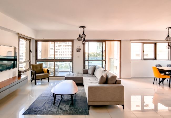 Apartamento em Tel Aviv - Jaffa - Spacious Condo & Pool in New North by FeelHome