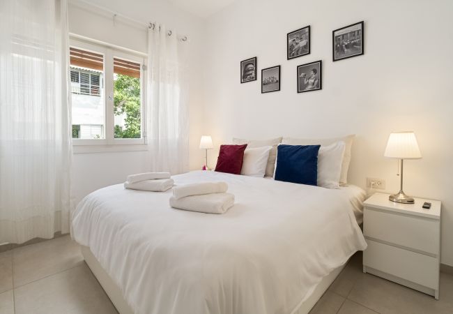Apartamento em Tel Aviv - Jaffa - MIKLAT Classic Bauhaus 1Br with Balcony on Sheinkin Street by FeelHome Apartamento em Tel Aviv - Jaffa - MIKLAT Classic Bauhaus 1Br with Balcony on Sheinkin Street by FeelHome