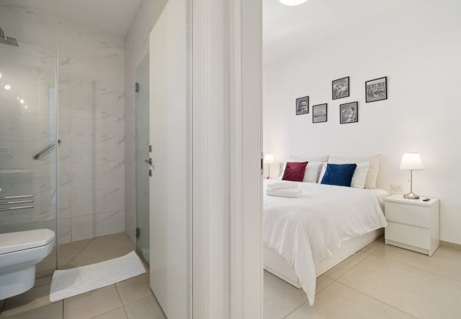 Apartamento em Tel Aviv - Jaffa - MIKLAT Classic Bauhaus 1Br with Balcony on Sheinkin Street by FeelHome Apartamento em Tel Aviv - Jaffa - MIKLAT Classic Bauhaus 1Br with Balcony on Sheinkin Street by FeelHome