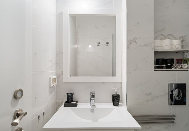 Apartamento em Tel Aviv - Jaffa - MIKLAT Classic Bauhaus 1Br with Balcony on Sheinkin Street by FeelHome Apartamento em Tel Aviv - Jaffa - MIKLAT Classic Bauhaus 1Br with Balcony on Sheinkin Street by FeelHome