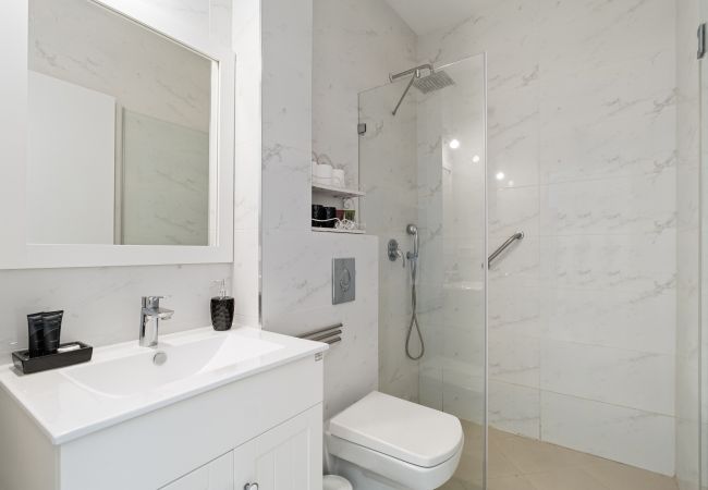 Apartamento em Tel Aviv - Jaffa - MIKLAT Classic Bauhaus 1Br with Balcony on Sheinkin Street by FeelHome Apartamento em Tel Aviv - Jaffa - MIKLAT Classic Bauhaus 1Br with Balcony on Sheinkin Street by FeelHome