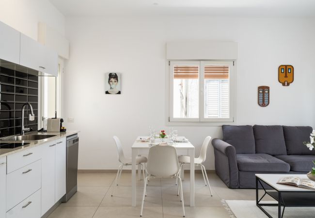 Apartamento em Tel Aviv - Jaffa - MIKLAT Classic Bauhaus 1Br with Balcony on Sheinkin Street by FeelHome Apartamento em Tel Aviv - Jaffa - MIKLAT Classic Bauhaus 1Br with Balcony on Sheinkin Street by FeelHome