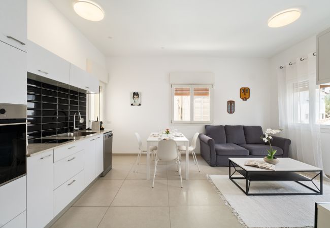 Apartamento em Tel Aviv - Jaffa - MIKLAT Classic Bauhaus 1Br with Balcony on Sheinkin Street by FeelHome Apartamento em Tel Aviv - Jaffa - MIKLAT Classic Bauhaus 1Br with Balcony on Sheinkin Street by FeelHome