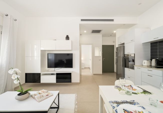 Apartamento em Tel Aviv - Jaffa - MIKLAT Classic Bauhaus 1Br with Balcony on Sheinkin Street by FeelHome Apartamento em Tel Aviv - Jaffa - MIKLAT Classic Bauhaus 1Br with Balcony on Sheinkin Street by FeelHome
