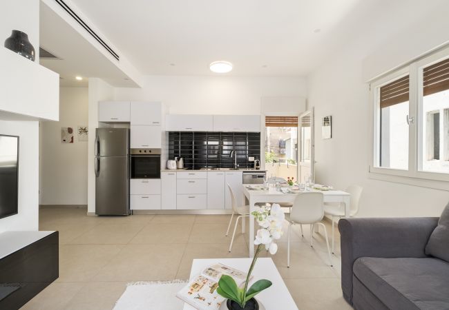 Apartamento em Tel Aviv - Jaffa - MIKLAT Classic Bauhaus 1Br with Balcony on Sheinkin Street by FeelHome Apartamento em Tel Aviv - Jaffa - MIKLAT Classic Bauhaus 1Br with Balcony on Sheinkin Street by FeelHome