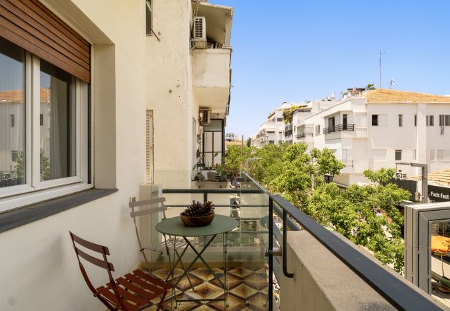 Apartamento em Tel Aviv - Jaffa - MIKLAT Classic Bauhaus 1Br with Balcony on Sheinkin Street by FeelHome Apartamento em Tel Aviv - Jaffa - MIKLAT Classic Bauhaus 1Br with Balcony on Sheinkin Street by FeelHome