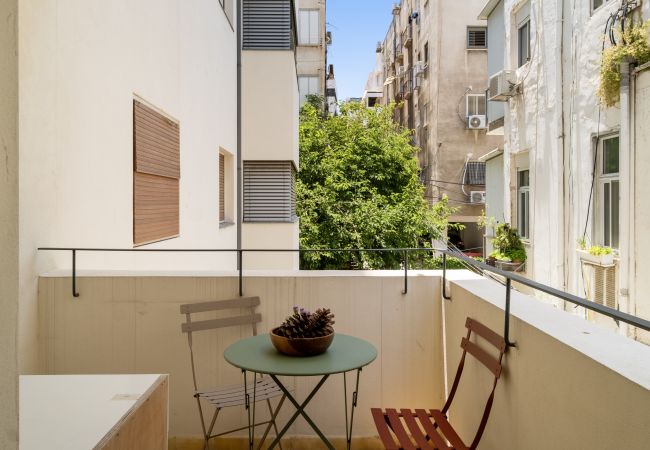 Apartamento em Tel Aviv - Jaffa - MIKLAT Classic Bauhaus 1Br with Balcony on Sheinkin Street by FeelHome Apartamento em Tel Aviv - Jaffa - MIKLAT Classic Bauhaus 1Br with Balcony on Sheinkin Street by FeelHome