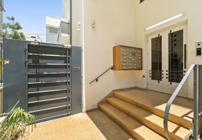 Apartamento em Tel Aviv - Jaffa - MIKLAT Classic Bauhaus 1Br with Balcony on Sheinkin Street by FeelHome Apartamento em Tel Aviv - Jaffa - MIKLAT Classic Bauhaus 1Br with Balcony on Sheinkin Street by FeelHome